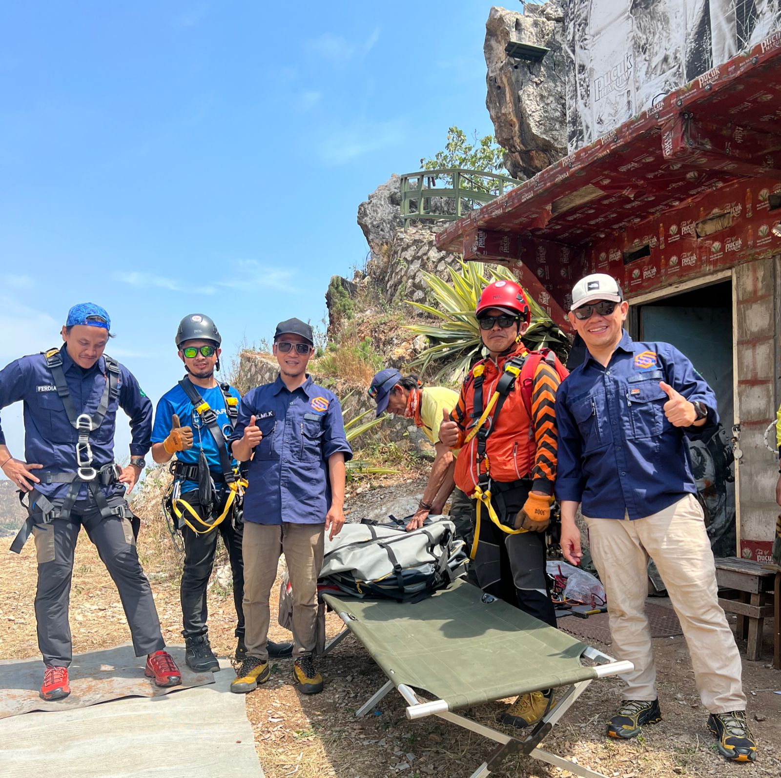 Tim SOS dengan peralatan rope access
